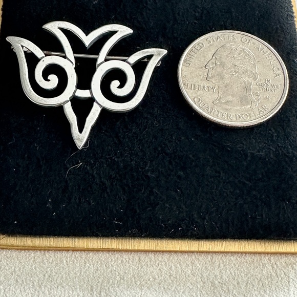 James Avery Retired Descending Dove Brooch - Picture 4 of 4